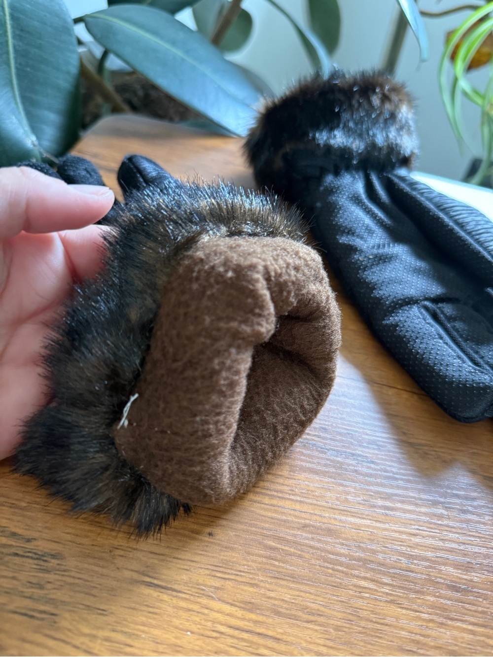 Black Faux-Fur Trim women’s Winter Gloves - Picture 6 of 8